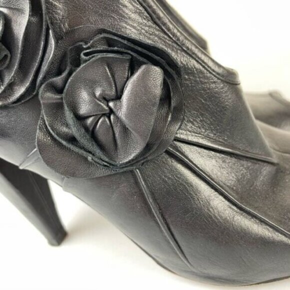 Vince Camuto Alta Black Leather Heels Size 6.5 Rosette Details Peep Toe - Picture 3 of 13